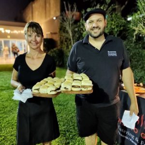 Proyecto Gourmet, Brindamos servicio de cátering para eventos que se caracteriza por ser informal y descontracturado, para que puedas disfrutar junto a tus invitados... El servicio es bien artesanal, casero, se hace a la vista y se despiertan aromas y sabores… Somos una propuesta super diferente. Espectacualar! Incluimos el armado del inmobiliario y música ambiental en los eventos. ¡las opiniones de nuestros clientes demuestran que somos los mejores!